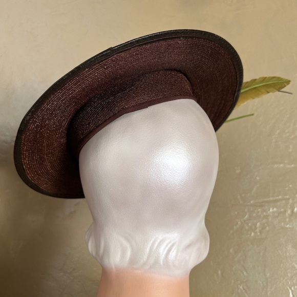 CHARMING 1940S\' BROWN STRAW FEDORA WITH LACQUERED FEATHERS + QUILLS main image 5